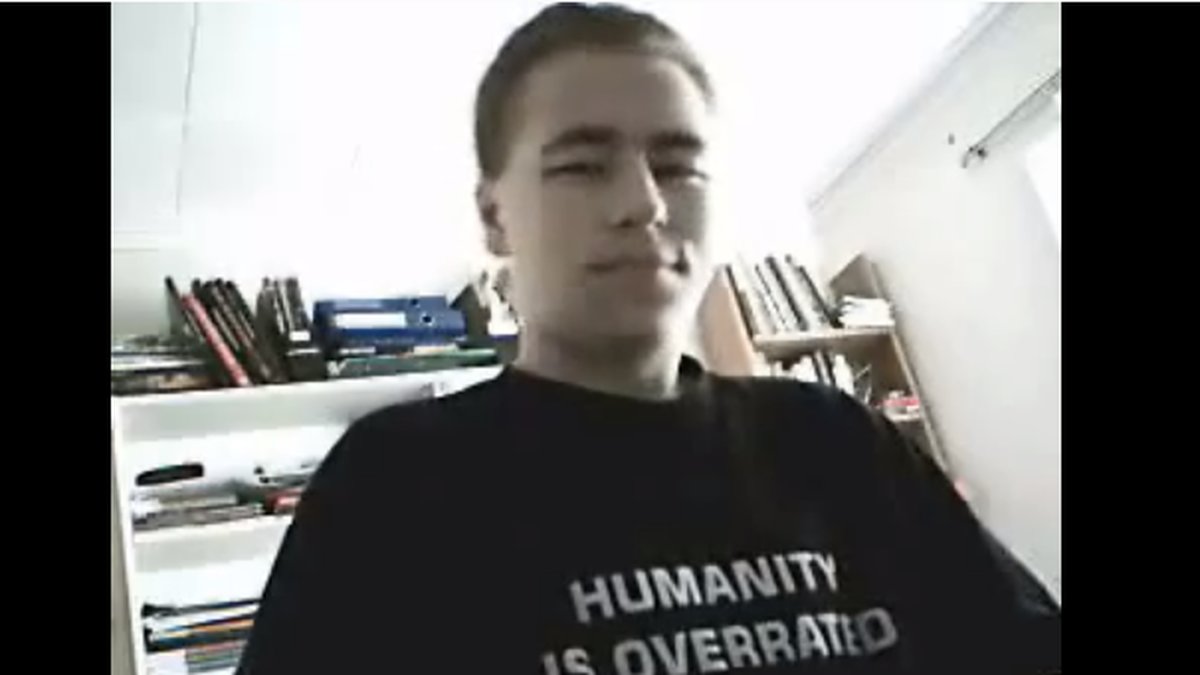 Pekka-Eric Auvinen sköt ihjäl nio personer på en gymnasie- och högstadieskola i finska Jokela i Tusby kommun. Tidigare har han publicerat en film som varnade om massakern på Youtube.